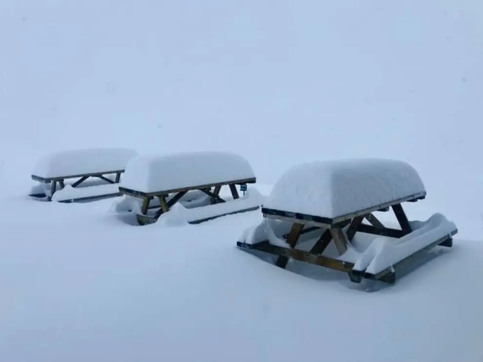 La nieve ha cubierto la terraza del refugio de Góriz.