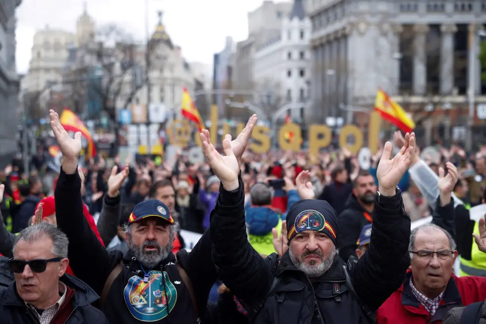 Policías y guardias civiles se manifiestan en Madrid por la equiparación salarial.