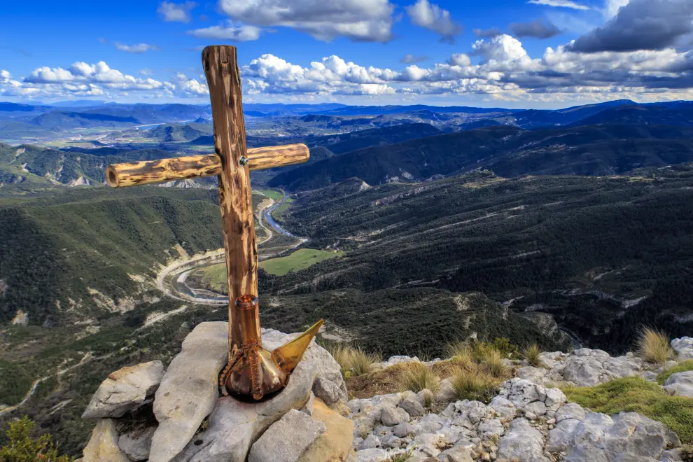 Un grupo de vecinos de Boltaña y alrededores en la cruz devuelta a la montaña de Nabaín.