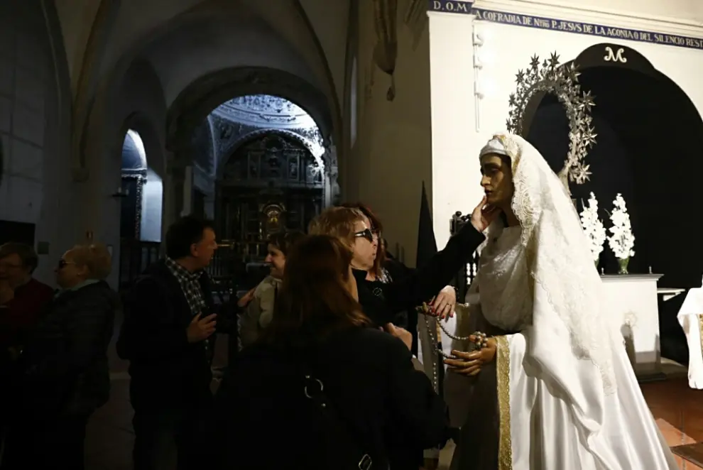 Varias cofradías se unen para ayudar a invidentes a vivir la Semana Santa en Zaragoza.