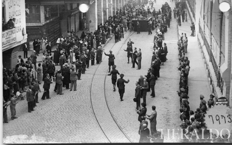 Semana Santa en Zaragoza en 1935. Procesión de Viernes Santo con huelga de terceroles.