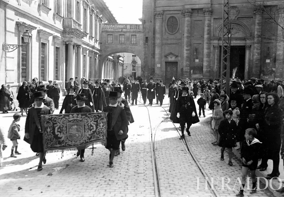 Semana Santa en Zaragoza en 1930. Procesión del Domingo de Ramos.