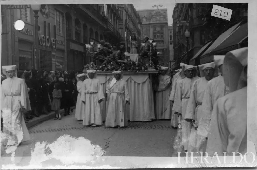 Semana Santa en Zaragoza en 1948. Procesión de la Cofradía de la Eucaristía.