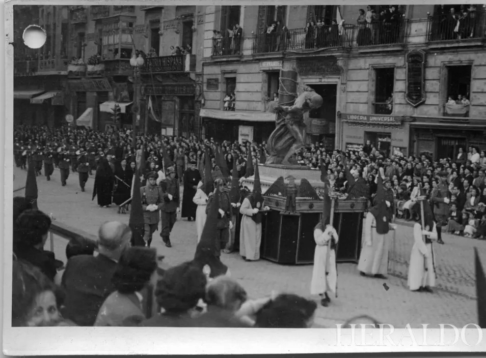 Semana Santa en Zaragoza en 1953. Procesión del Santo Entierro.