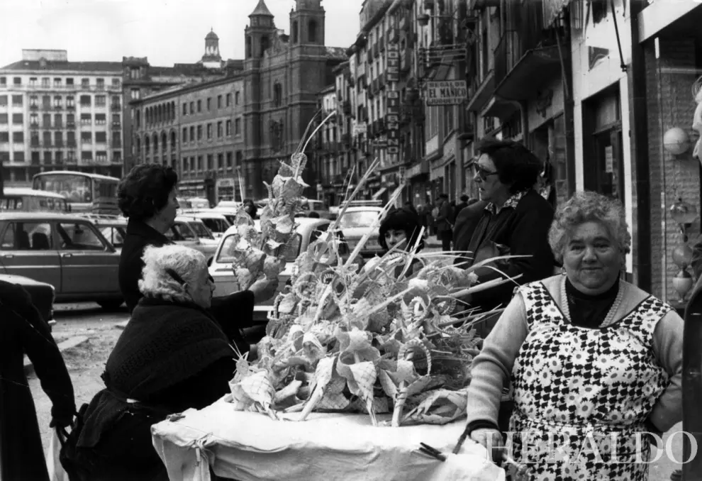Semana Santa en Zaragoza en los 80. Puesto ambulante de venta de palmas.