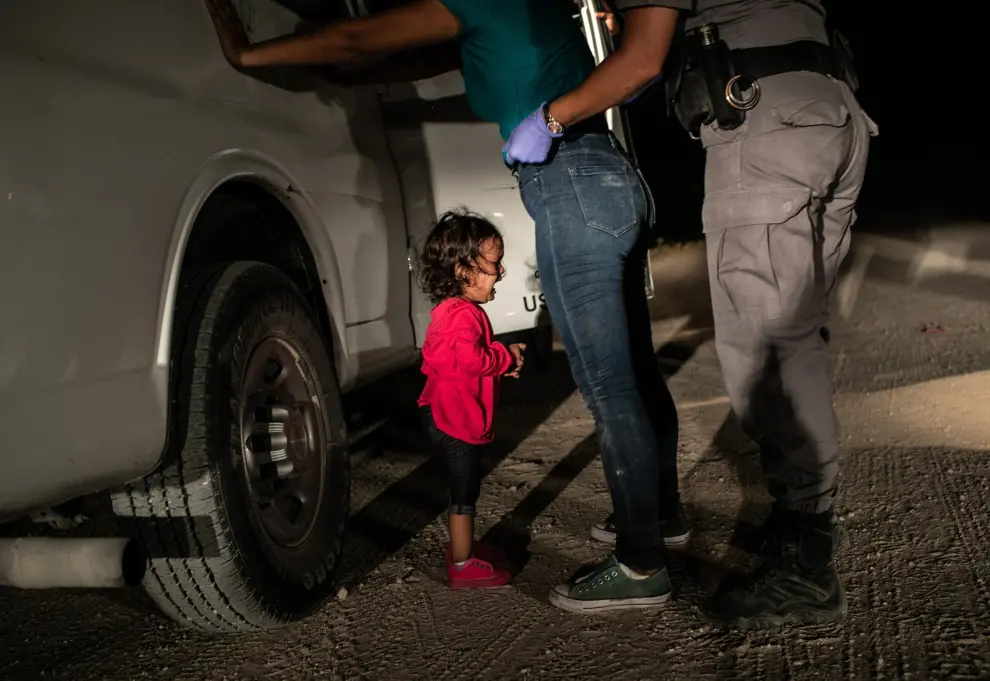 El llanto de una niña en la caravana de migrantes, de John Moore, simboliza las familias migrantes separadas por la Administración Trump.