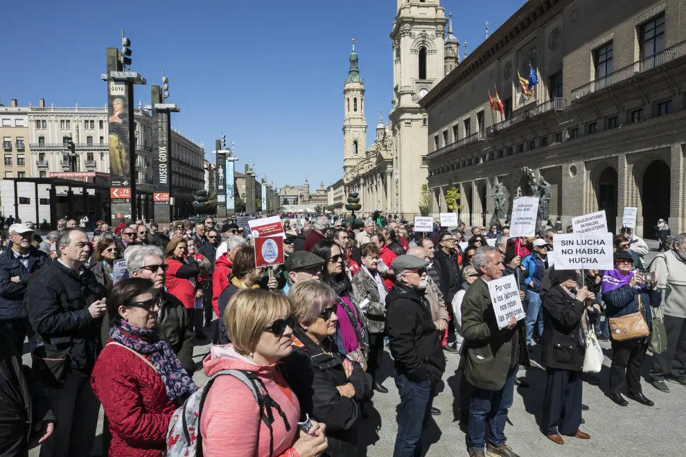 Casi un centenar de jubilados de Zaragoza se concentran en la plaza del Pilar y otros tantos se manifiestan por el centro de la capital aragonesa hasta la Plaza de España en defensa del sistema público de pensiones