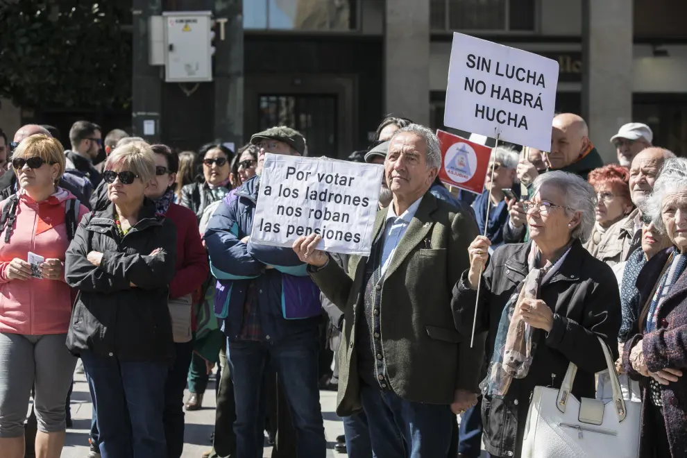 Casi un centenar de jubilados de Zaragoza se concentran en la plaza del Pilar y otros tantos se manifiestan por el centro de la capital aragonesa hasta la Plaza de España en defensa del sistema público de pensiones