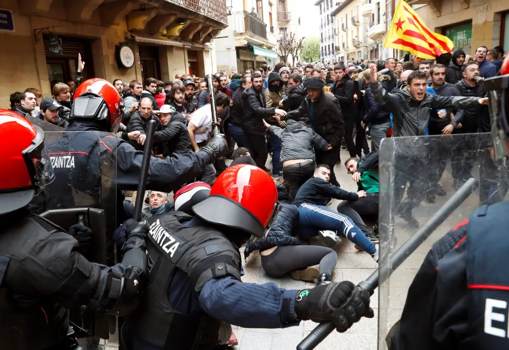 La Ertzaintza se ha visto obligada a cargar contra manifestantes tras el mitin de Cs en Rentería