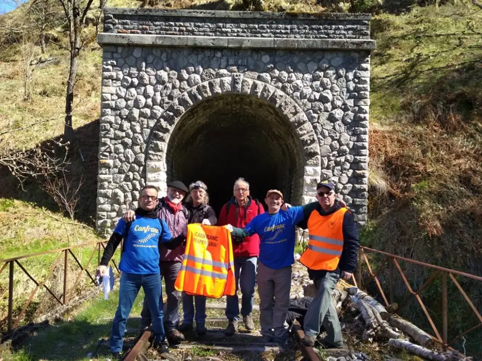 Miembros de Crefco y Creloc visitan el túnel helicoidal en la parte francesa del Canfranc.