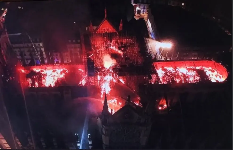 El incendio de la catedral de Notre Dame, desde un dron.