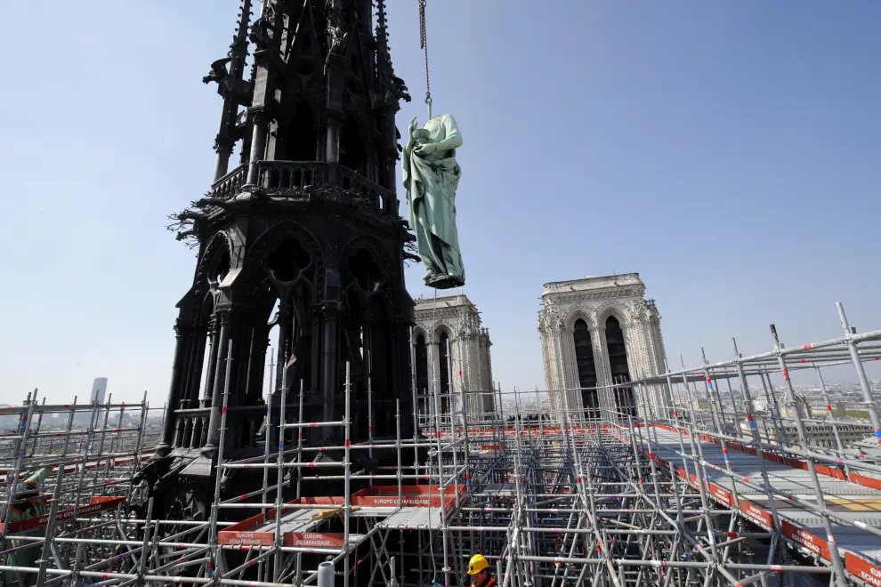 FILE PHOTO: A statue is removed from the spire of Notre Dame cathedral by a crane before restoration work, in Paris, France, April 11, 2019.  REUTERS/Philippe Wojazer/File Photo [[[REUTERS VOCENTO]]] NOTREDAME-FIRE/