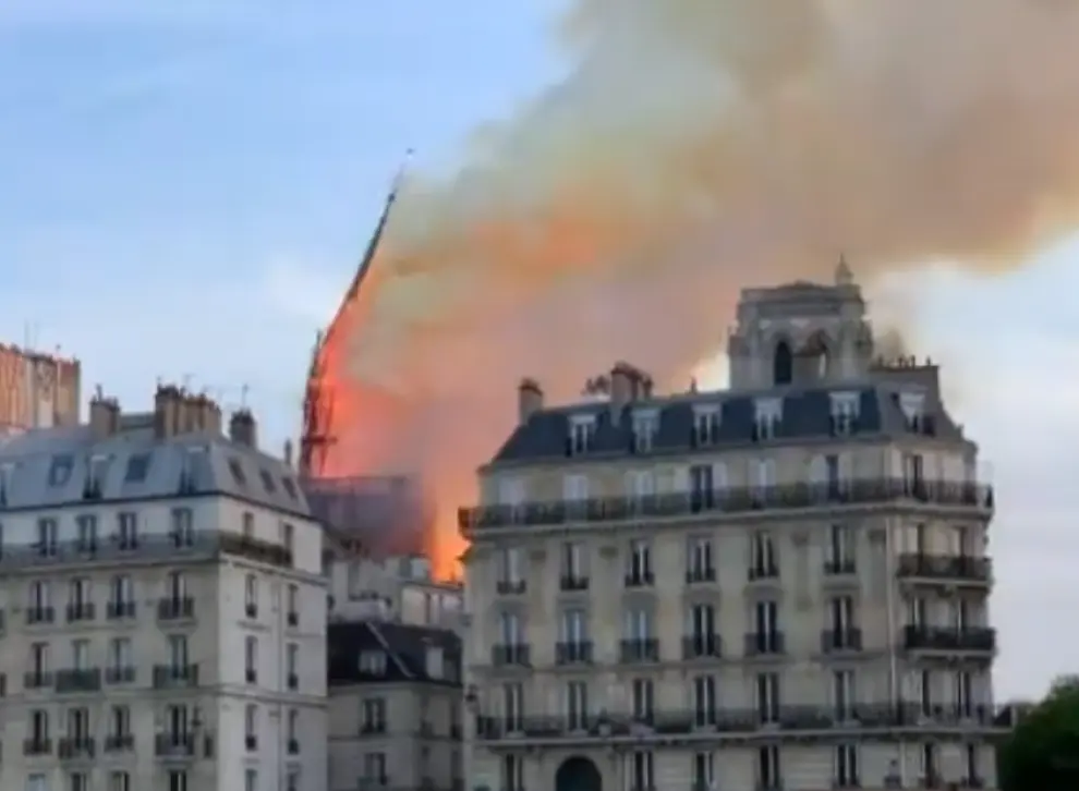 Se hunde la aguja de la catedral en el incendio de Notre Dame.