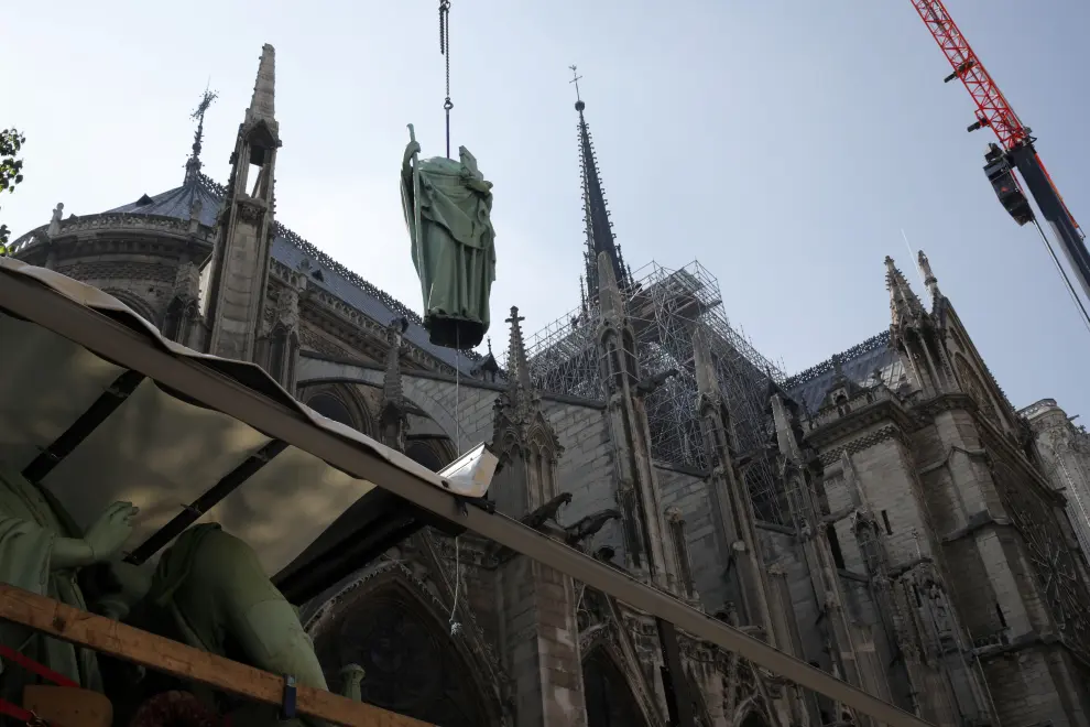 FILE PHOTO: A statue of Saint John is removed from the spire of Notre Dame cathedral by a crane before restoration work, in Paris, France, April 11, 2019.  REUTERS/Philippe Wojazer/File Photo [[[REUTERS VOCENTO]]] NOTREDAME-FIRE/