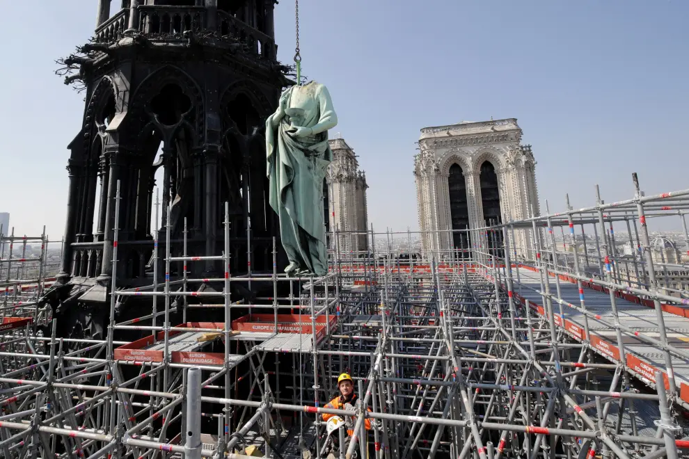 FILE PHOTO: A statue of Saint John is removed from the spire of Notre Dame cathedral by a crane before restoration work, in Paris, France, April 11, 2019.  REUTERS/Philippe Wojazer/File Photo [[[REUTERS VOCENTO]]] NOTREDAME-FIRE/