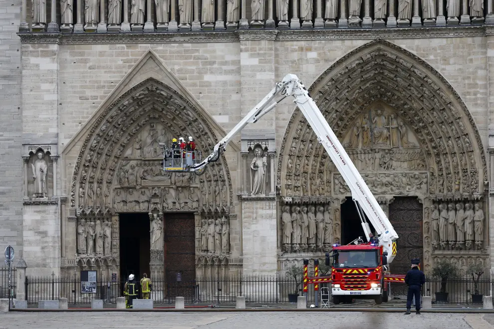 Evalúan los daños en Notre Dame tras el incendio