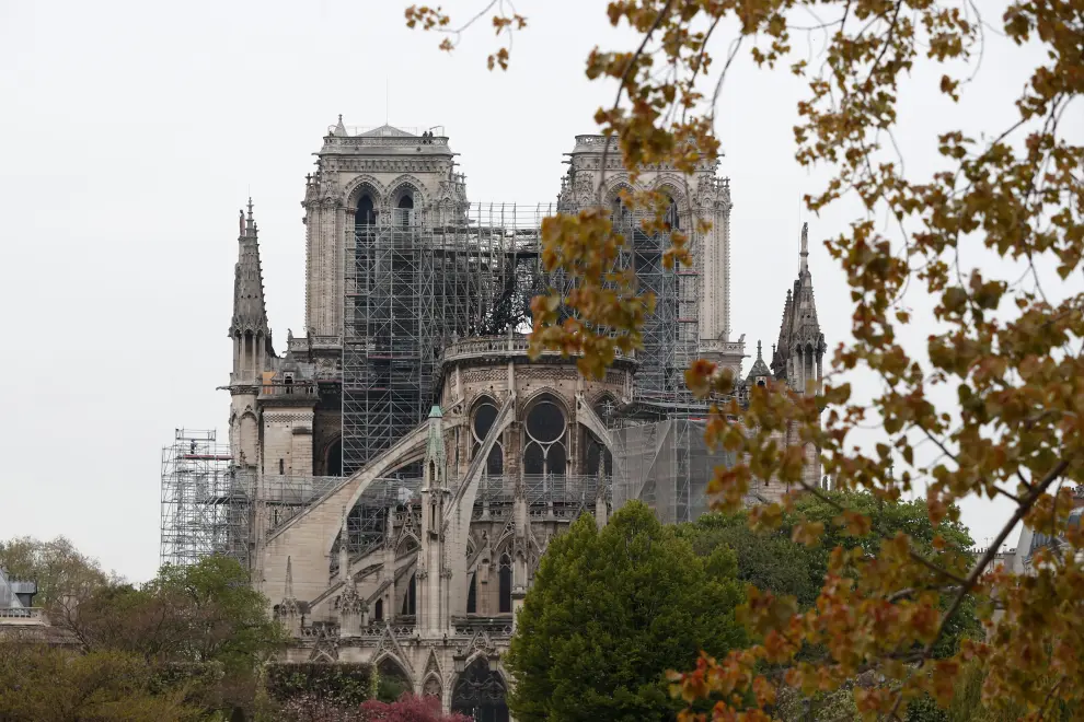 Exterior de la catedral de Notre Dame tras haberse controlado el incendio.