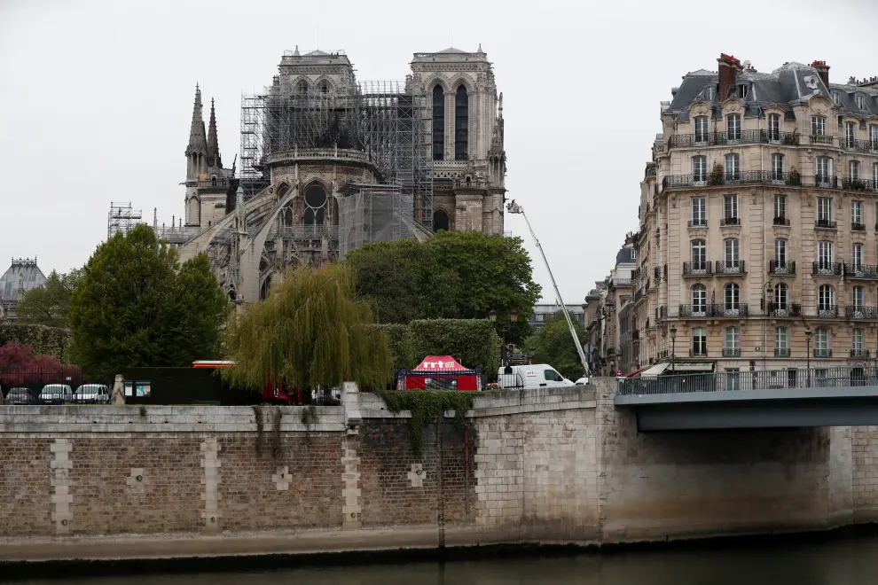 Exterior de la catedral de Notre Dame tras haberse controlado el incendio.