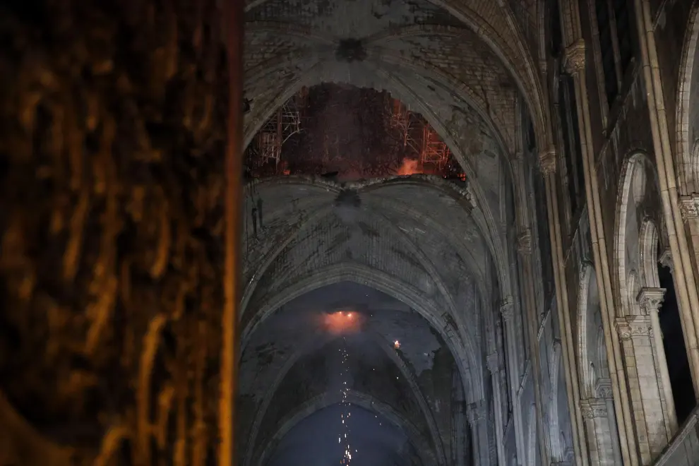 Firefighters douse flames from the burning Notre Dame Cathedral in Paris, France April 15, 2019. REUTERS/Benoit Tessier [[[REUTERS VOCENTO]]] FRANCE-NOTREDAME/