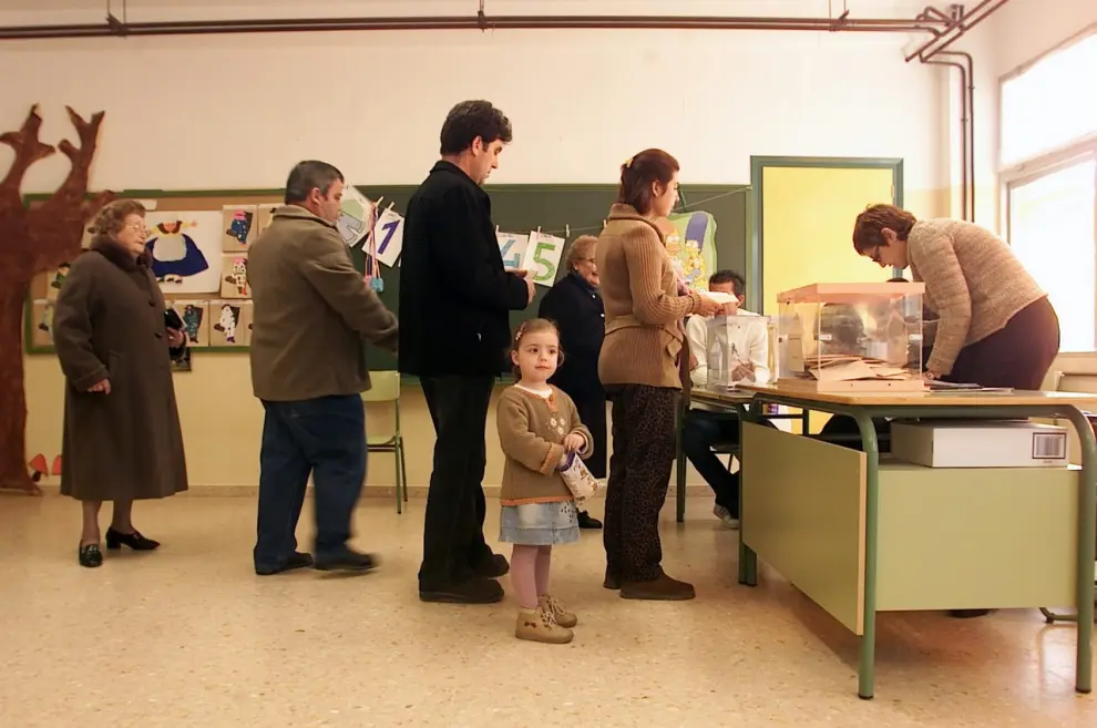 Electores votando el 14 de marzo de 2004