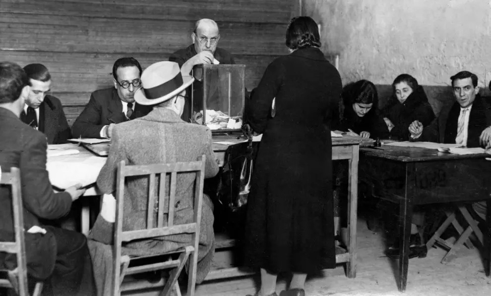 Ciudadanos votando en elecciones celebradas antes de 1936 en Aragón