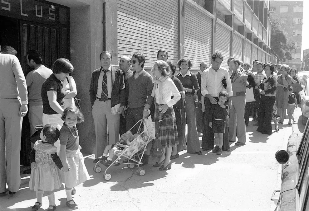 Electores votando el 15 de junio de 1977