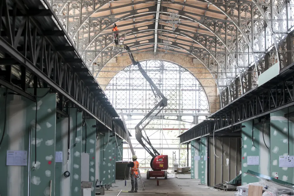 Los operarios trabajan en las obras del Mercado Central de Zaragoza, que tiene previsto reabrirse en octubre.