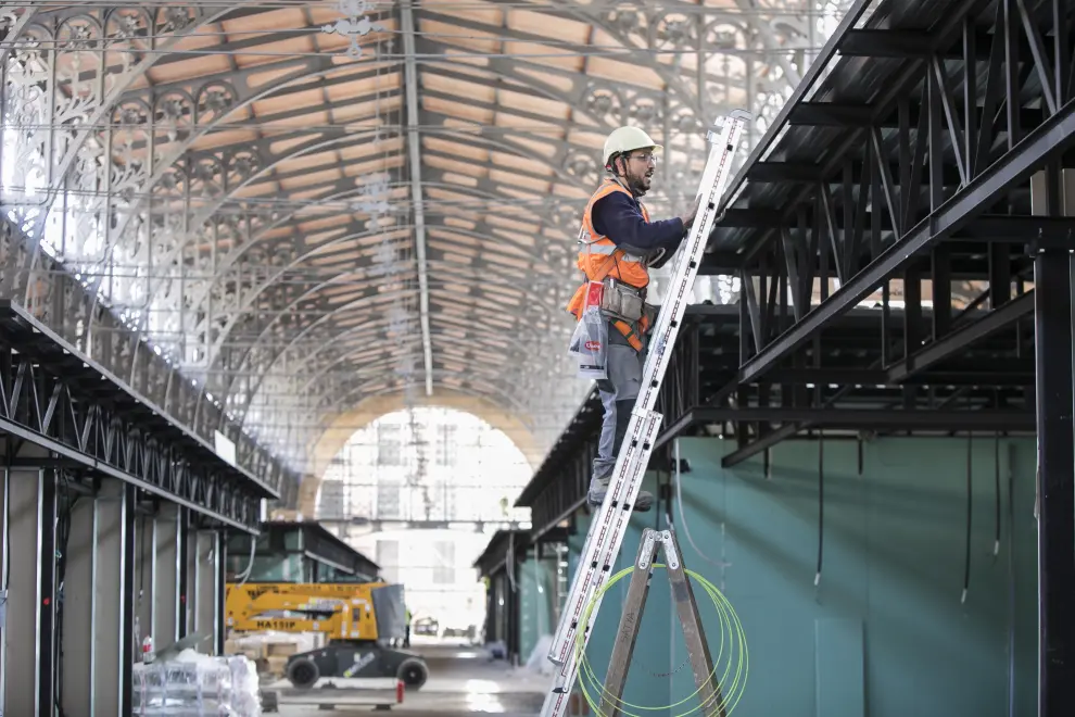 Los operarios trabajan en las obras del Mercado Central de Zaragoza, que tiene previsto reabrirse en octubre.