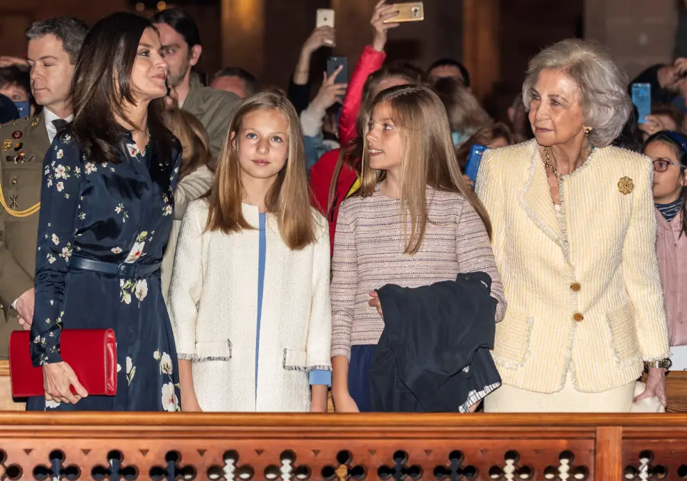 Los Reyes Felipe y Letizia, junto a sus hijas y doña Sofía, han asistido este domingo a la misa de Domingo de Pascua en la catedral de Palma.