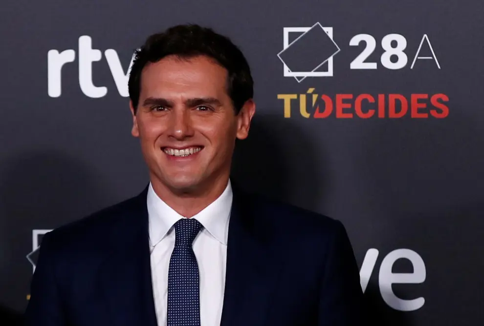 People's Party (PP) candidate Pablo Casado arrives with his wife Isabel Torres, to attend a televised debate ahead of general elections in Pozuelo de Alarcon, outside Madrid, Spain, April 22, 2019. REUTERS/Sergio Perez [[[REUTERS VOCENTO]]] SPAIN-ELECTION/DEBATE