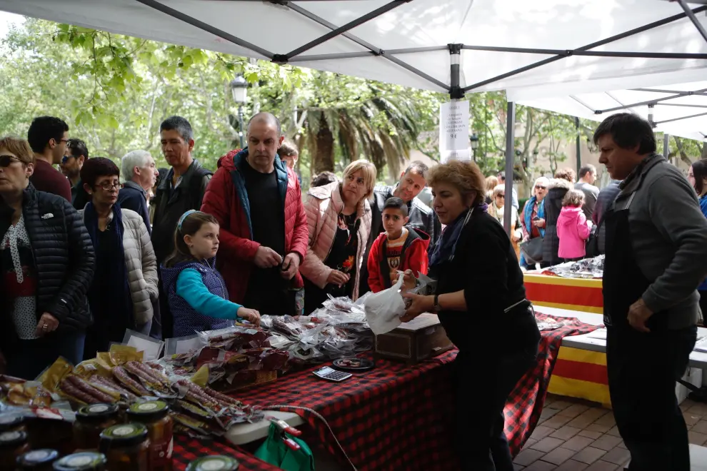 Día de San Jorge: Mercado tradicional en la plaza de los Sitios de Zaragoza.