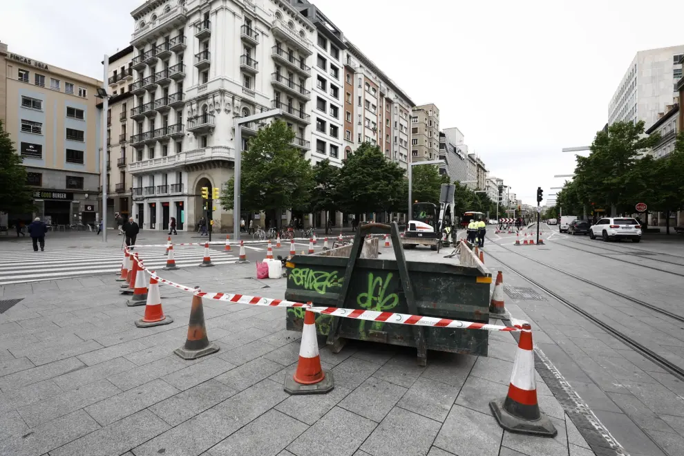 Reparan el bache que complicaba el tráfico en la plaza de España