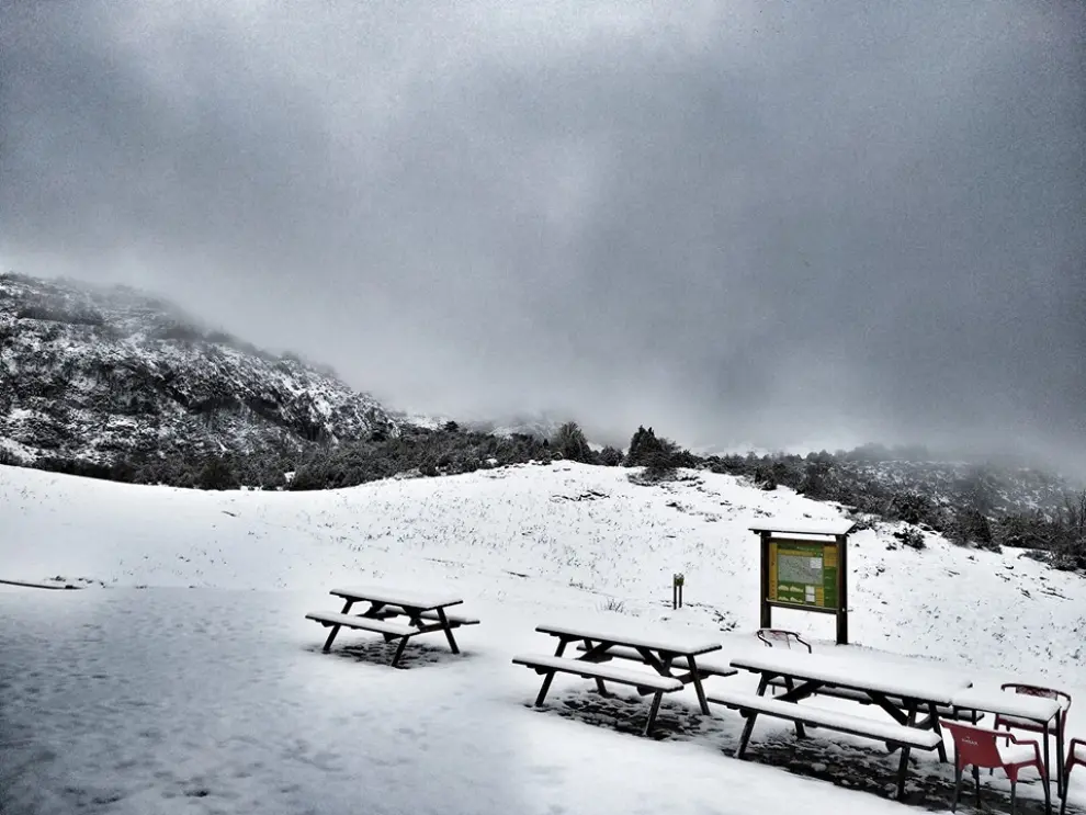 Las estampas invernales han regresado al Pirineo en este 24 de abril.