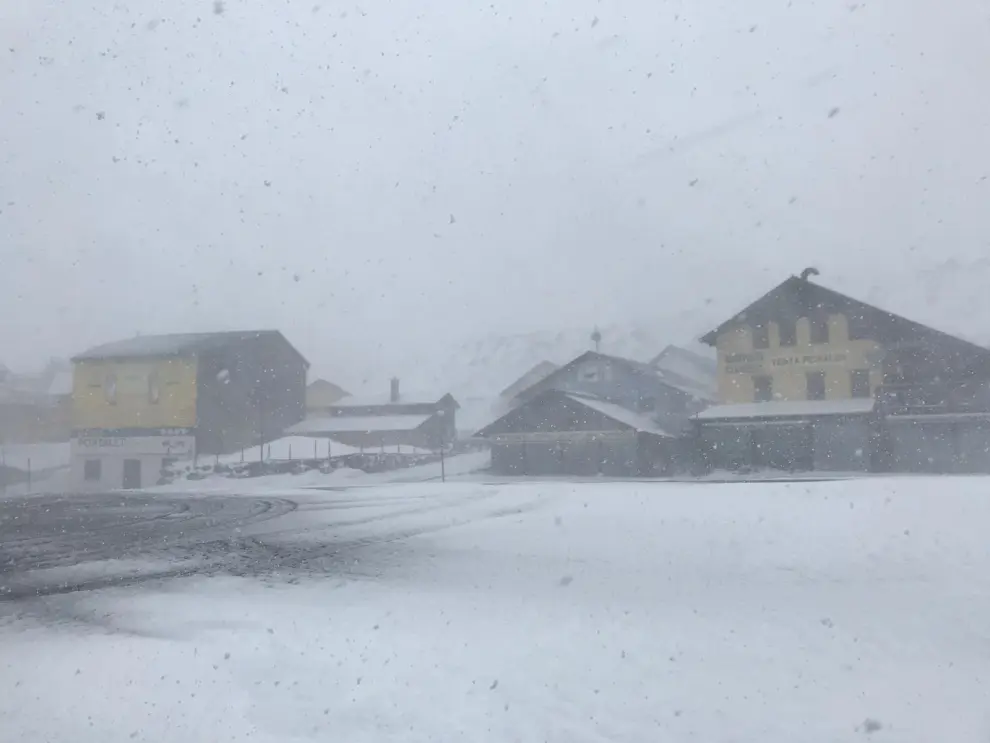 Las estampas invernales han regresado al Pirineo en este 24 de abril.
