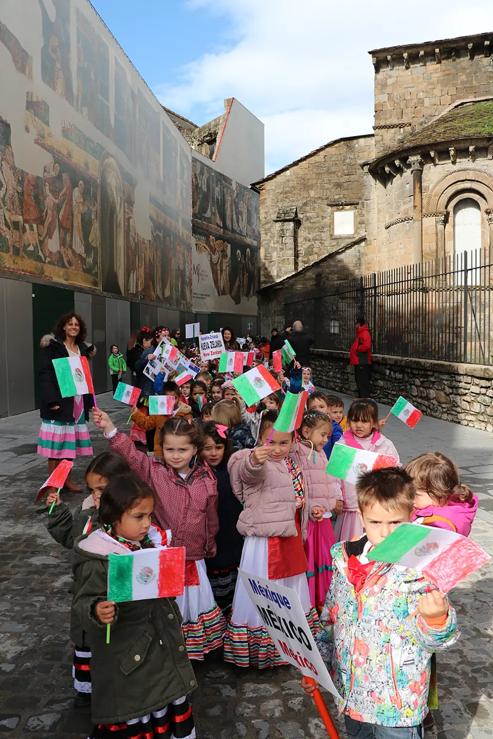 Escolares del colegio Monte Oroel de Jaca participando en su particular Festival Folklórico.