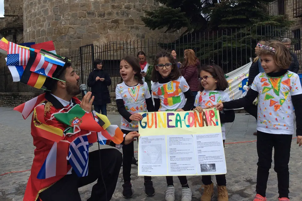 Escolares del colegio Monte Oroel de Jaca participando en su particular Festival Folklórico.