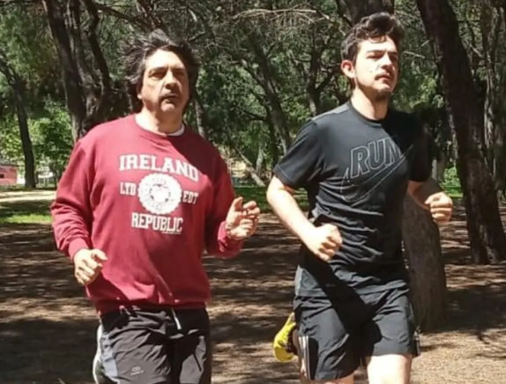 Mario Garcés, en un parque de Madrid corriendo con su hijo Diego