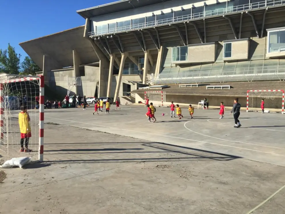 El Palacio de los Deportes acoge a lo largo de todo el sábado el XII Día del Balonmano Oscense.