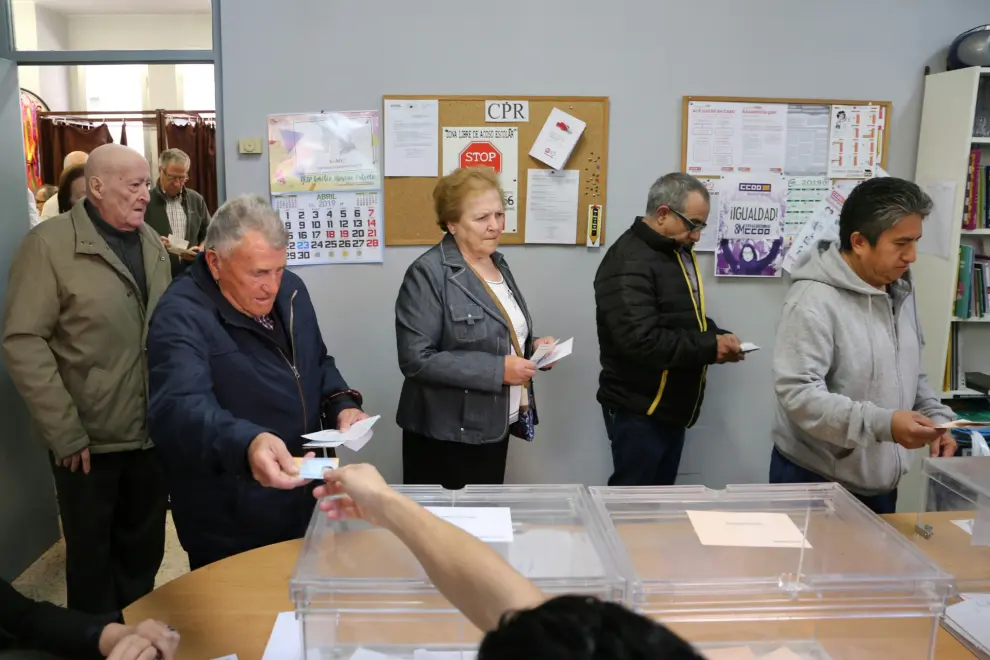 Imágenes de la jornada electoral en Aragón.