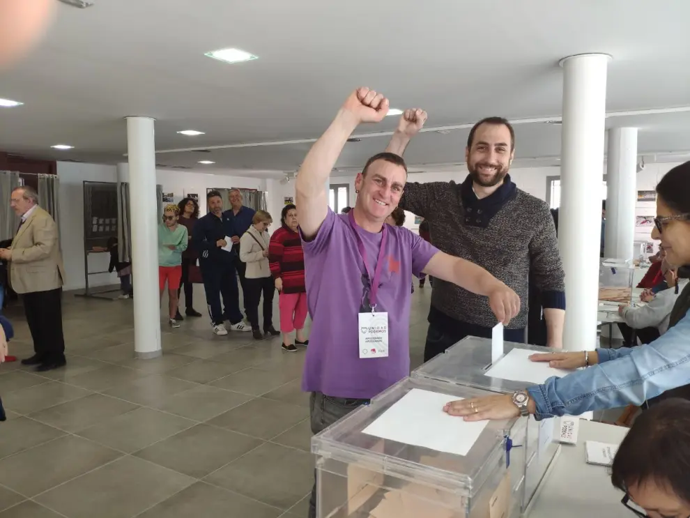 Daniel Fernández, candidato de Unidas Podemos-Alto  Aragón en Común, ha acompañado al candidato de Podemos-Equo en Fraga, Carlos Cabós, a votar ya que él ya lo había hecho por correo.