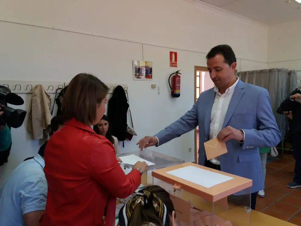 El candidato al Congreso por Teruel del PP, Alberto Herrero, votando esta mañana en Calanda, donde vive.