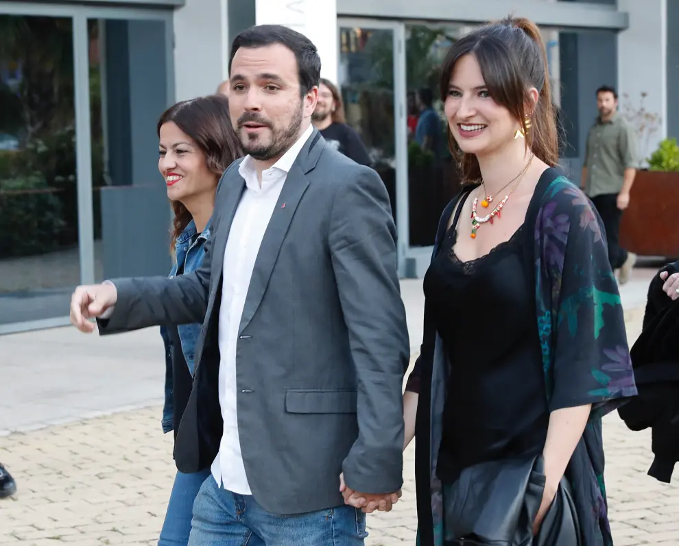 El coordinador de IU y candidato al Congreso por Unidas Podemos, Alberto Garzón, acompañado por su mujer, Anna Ruiz (d), a su llegada hotel Goya de Madrid para seguir al escrutinio de las elecciones.