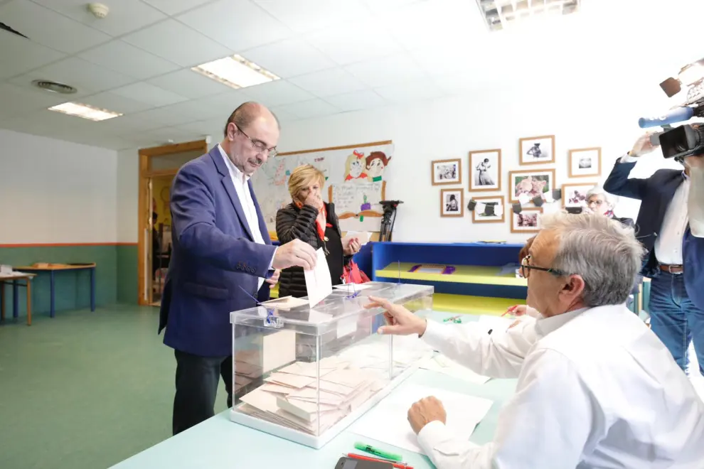 Javier Lambán ha votado en un colegio de Ejea de los Caballeros.