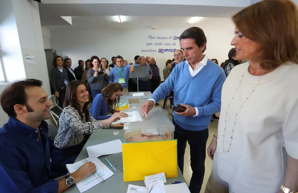 José María Aznar, votando.