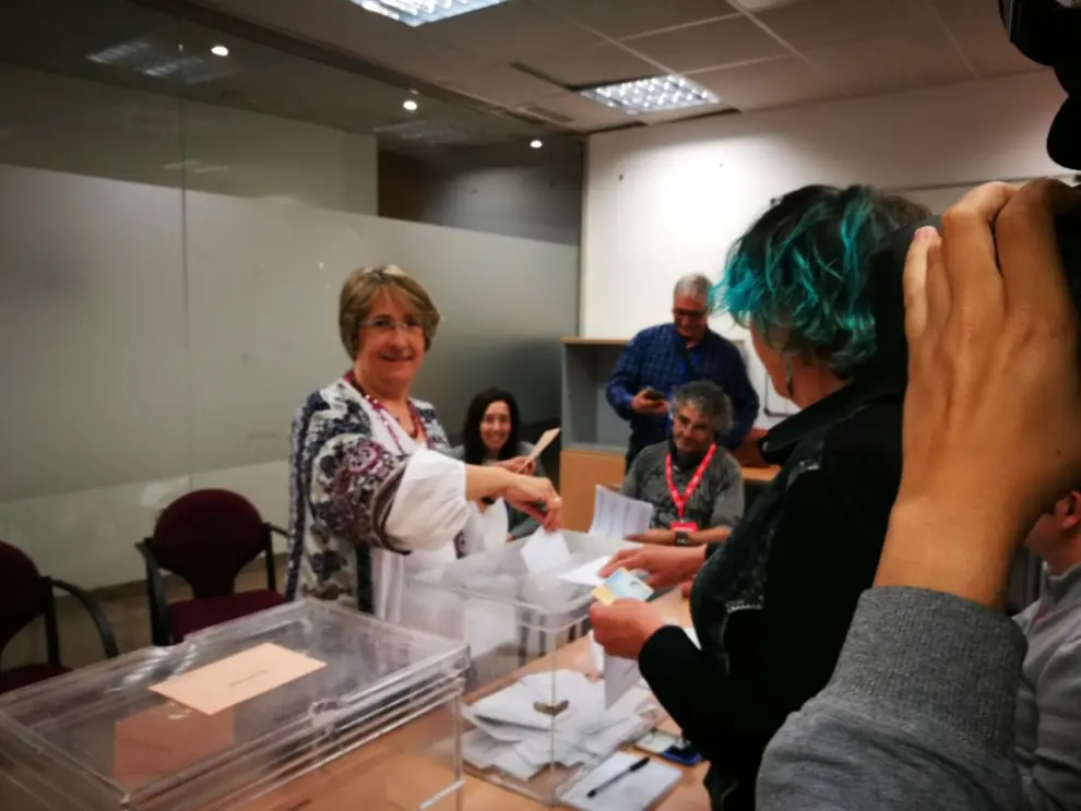 La cabeza de lista al Congreso por Teruel de Unidas Podemos, Blanca Villarroya, votando en el colegio del barrio de San Julián de Teruel esta mañana.
