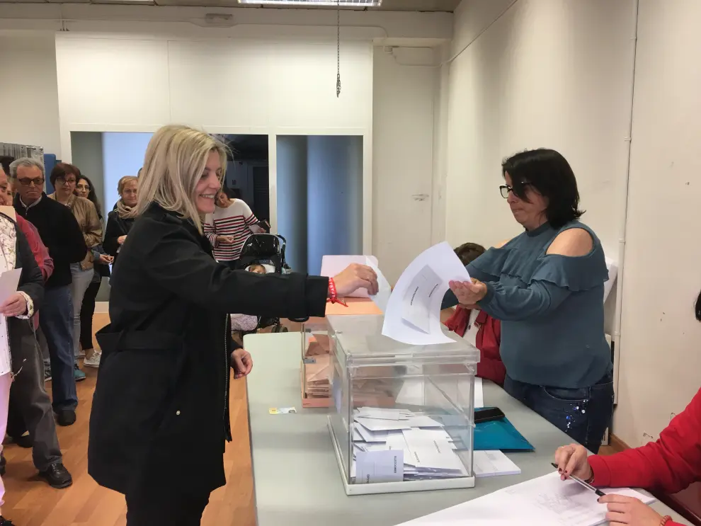 La candidata del PSOE por Huesca al Congreso, Begoña Nasarre, votando en su pueblo, Alcolea de Cinca esta mañana