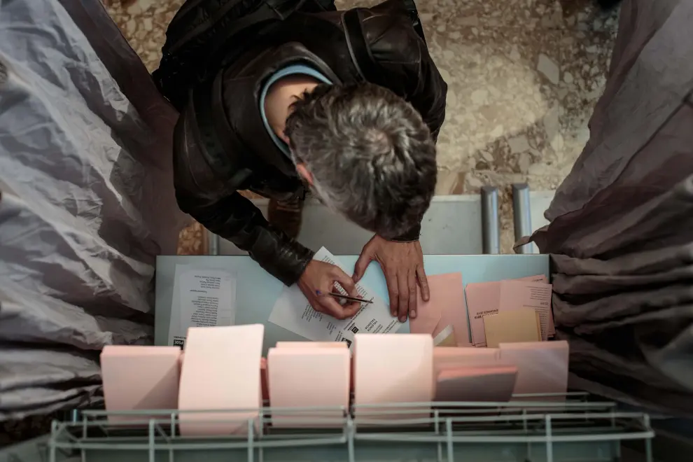 Los españoles acuden a las urnas a votar en las Elecciones Generales