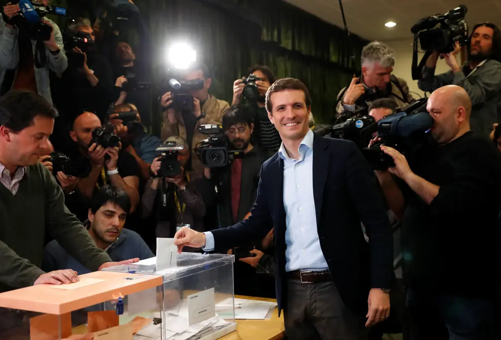 El líder del PP, Pablo Casado, ha acudido a votar a las 12.00.