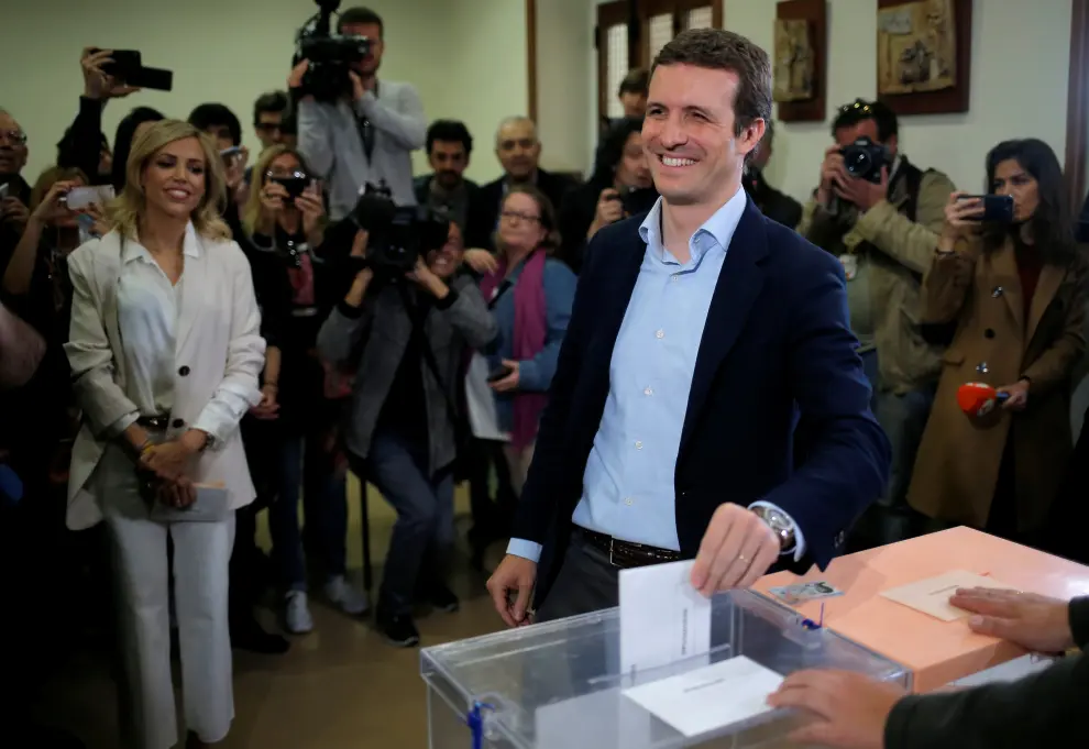 El líder del PP, Pablo Casado, ha acudido a votar a las 12.00.