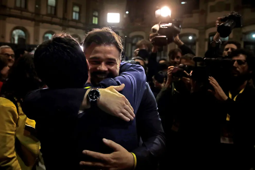 Rufián se abraza con otros miembros de la formación tras la victoria electoral de ERC en Cataluña.